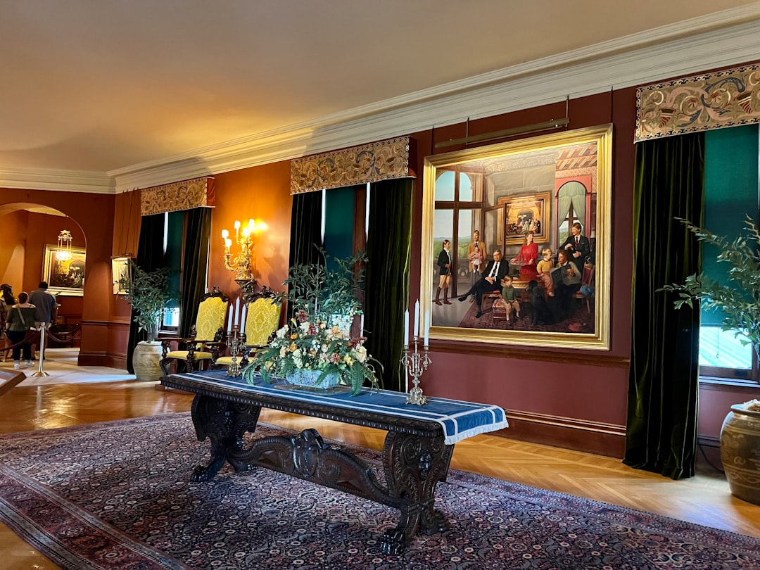 Eleganter Innenraum mit Kunstwerken als visuelles Beispiel für den AusWEINSalon