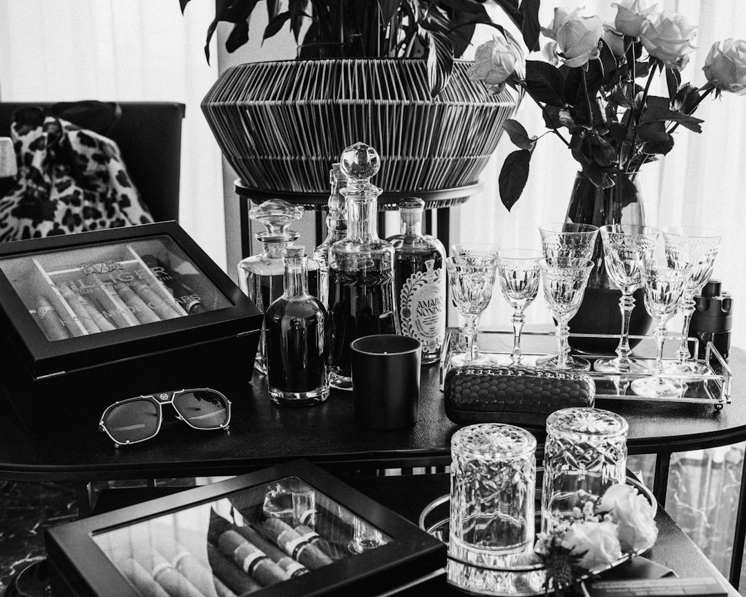 Gedeckter Tisch mit Gläsern und Blumen in eleganter Salonatmosphäre