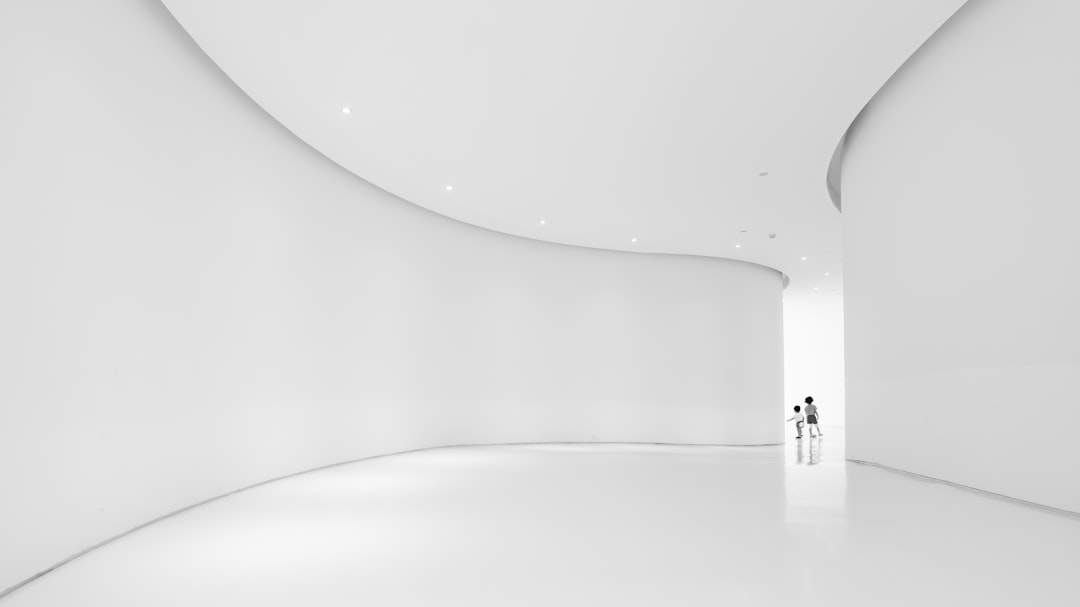 Zeitgenössischer architektonischer Raum mit klarer Perspektive