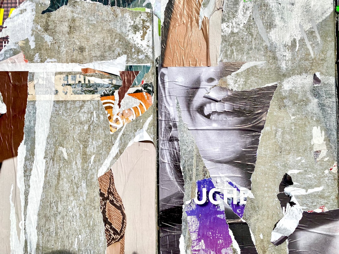 Farbenfrohe Collage aus gerissenen Plakaten und Papierfragmenten
